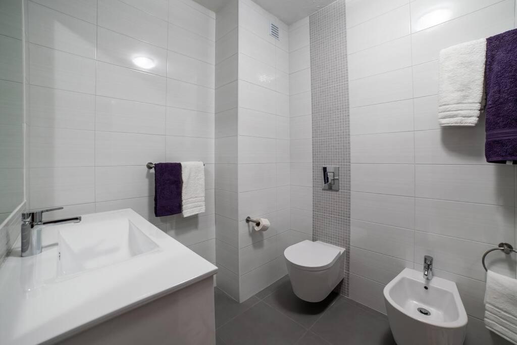Spacious Two Bedroom Apt, 200M From The Beach Carvoeiro (Lagoa) Exterior foto