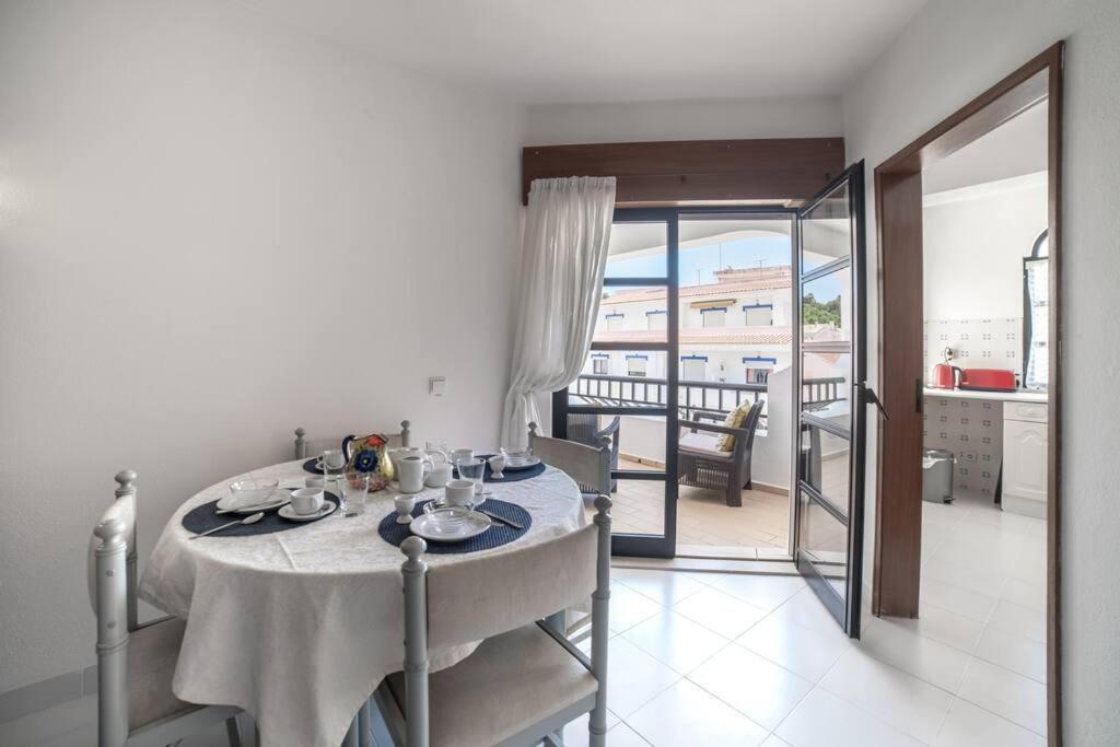 Spacious Two Bedroom Apt, 200M From The Beach Carvoeiro (Lagoa) Exterior foto