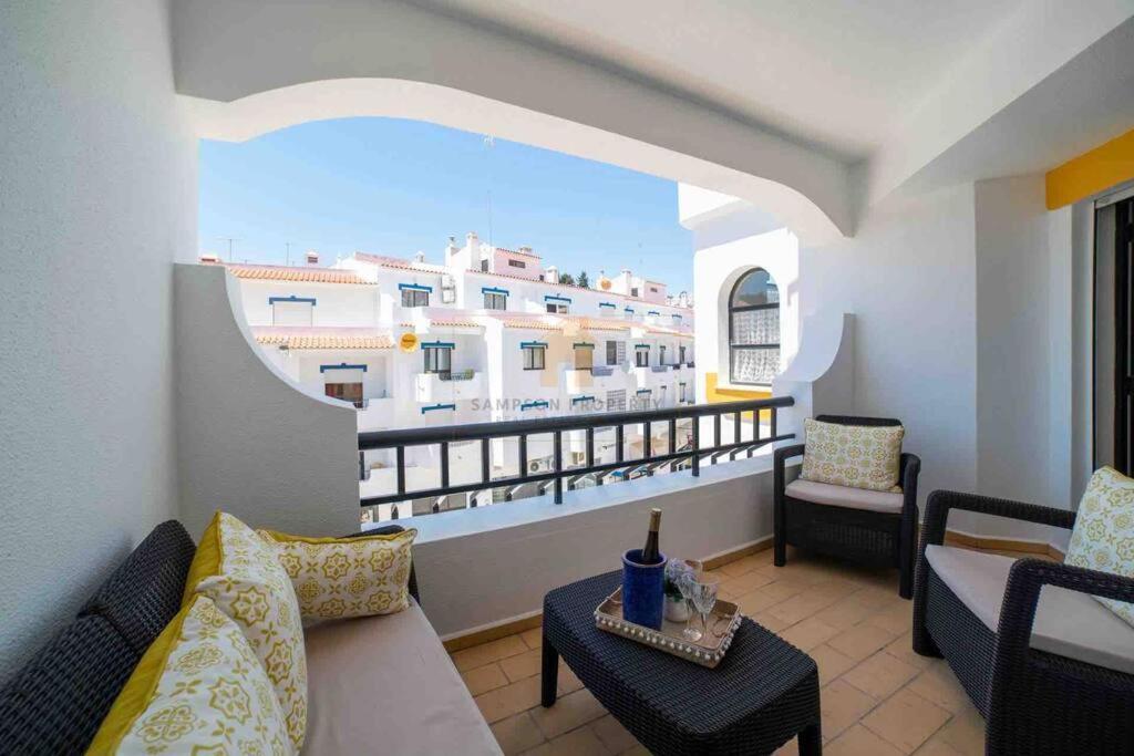 Spacious Two Bedroom Apt, 200M From The Beach Carvoeiro (Lagoa) Exterior foto